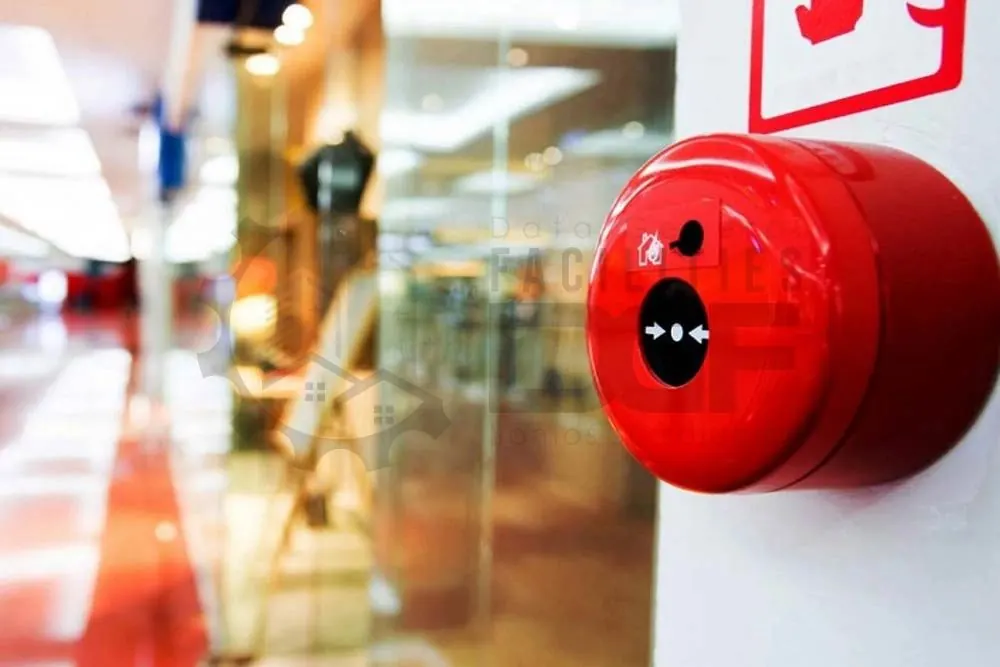 Pulsador de alarma contra incendio instalado en una pared