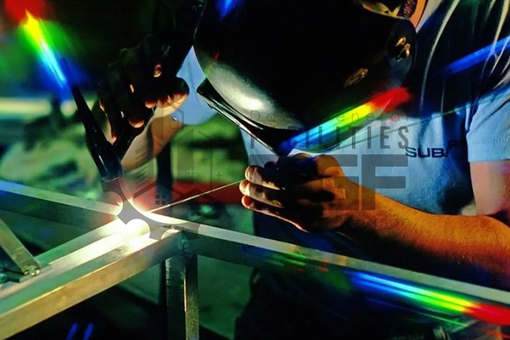 Soldador con careta uniendo piezas de metal entre chispas